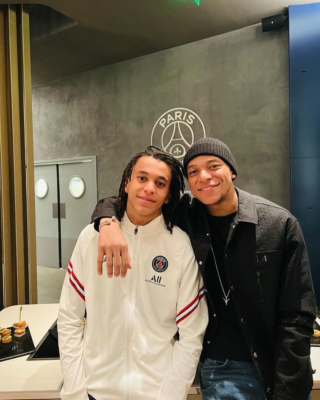 姆巴佩：我弟弟童年過得很不容易，因?yàn)榭傆腥颂嵝阉俏业牡艿?></div>
                <h3>姆巴佩：我弟弟童年過得很不容易，因?yàn)榭傆腥颂嵝阉俏业牡艿?/h3>
            </a>
        </li>
                <li> <a href=