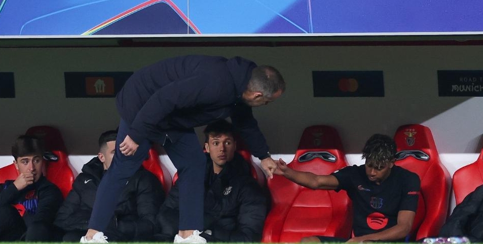 提前被換下！每體：亞馬爾下場后感到沮喪，弗里克上前交談&鼓勵