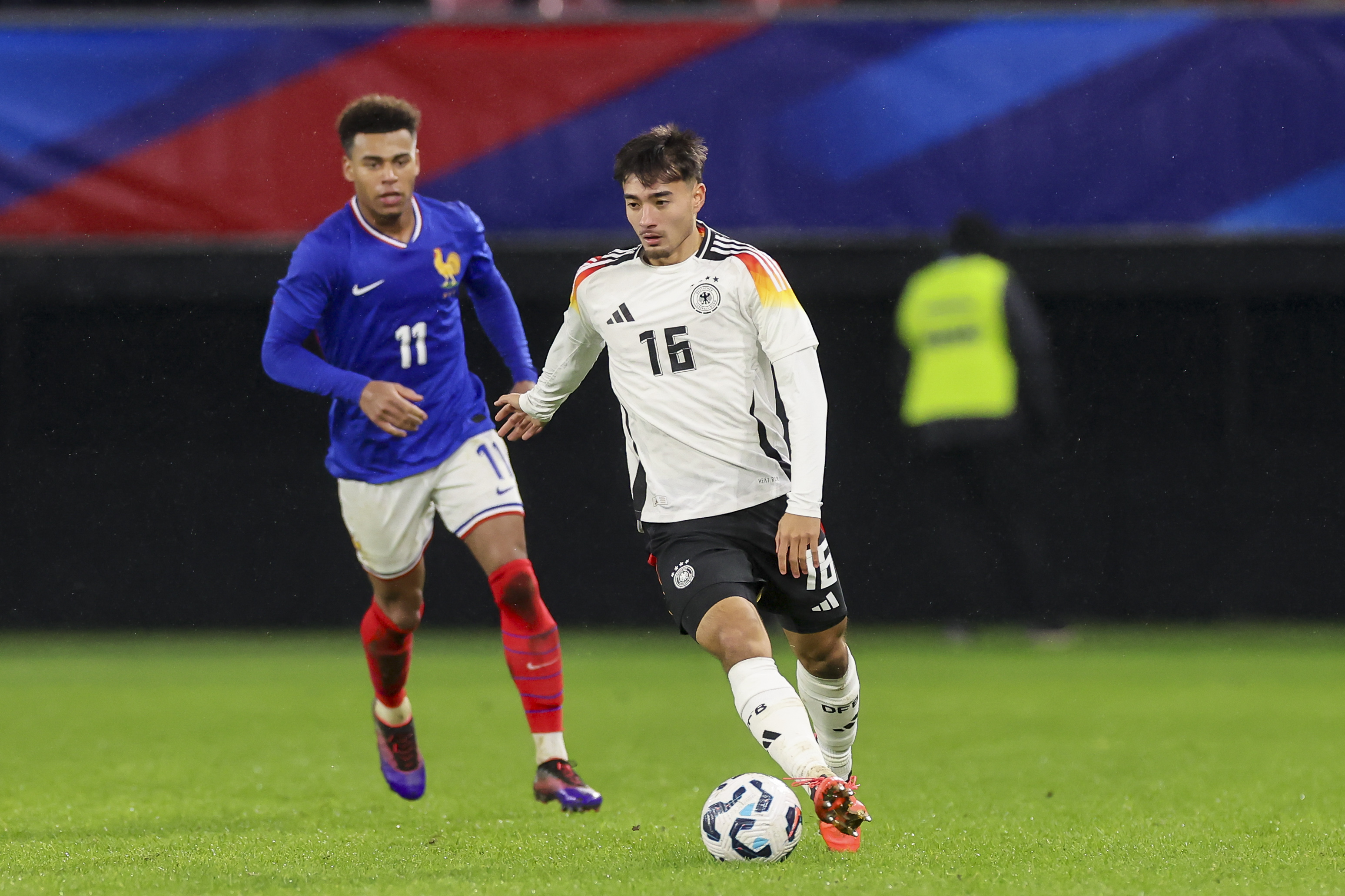 韓國(guó)也要?dú)w化！韓國(guó)主帥親承，已接觸21歲德國(guó)中場(chǎng)新星卡斯特羅普