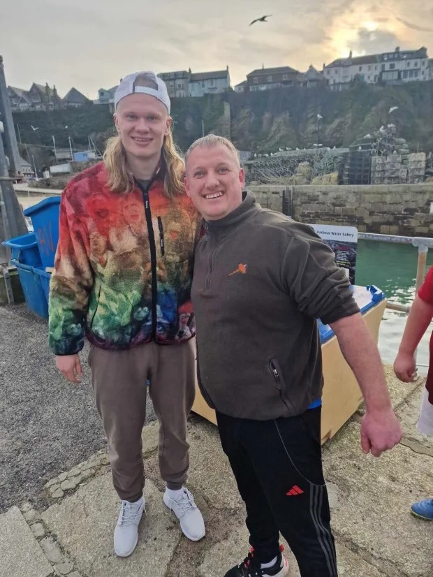 太陽(yáng)報(bào)：哈蘭德利用空閑時(shí)間和朋友前往戶外釣魚(yú)，并且釣到了魚(yú)