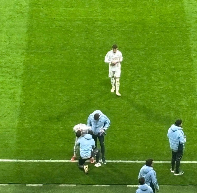 希望無礙，在維尼修斯踢點球的間隙，巴爾韋德在場邊接受治療