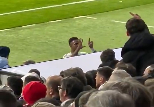 朝馬競(jìng)球迷比15-0手勢(shì)！科貝嘉賓談維尼修斯：不能跟球迷一般見(jiàn)識(shí)