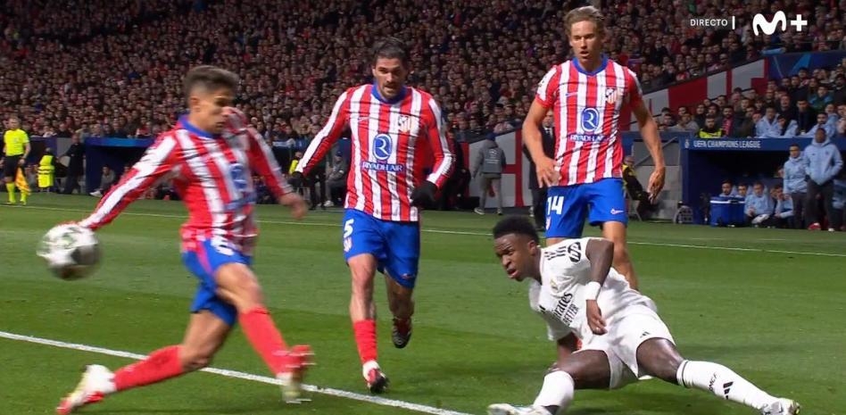 這下是點(diǎn)球嗎？前裁判談小西蒙尼手球：自然位置，不足以構(gòu)成犯規(guī)