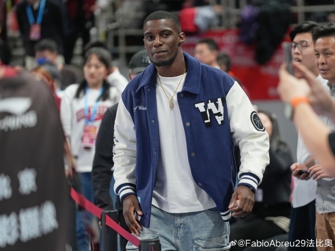 法比奧曬觀看CBA照片：還有一件事，王治郅想讓我報(bào)名