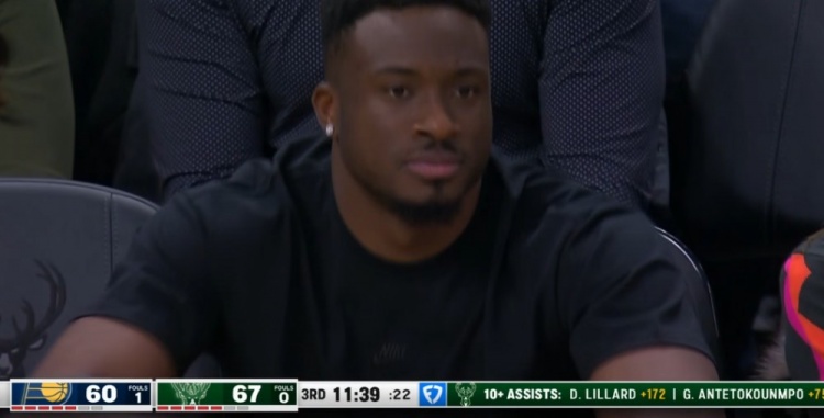 場上最猛的是我弟！字母哥的哥哥場邊觀戰(zhàn)雄鹿步行者