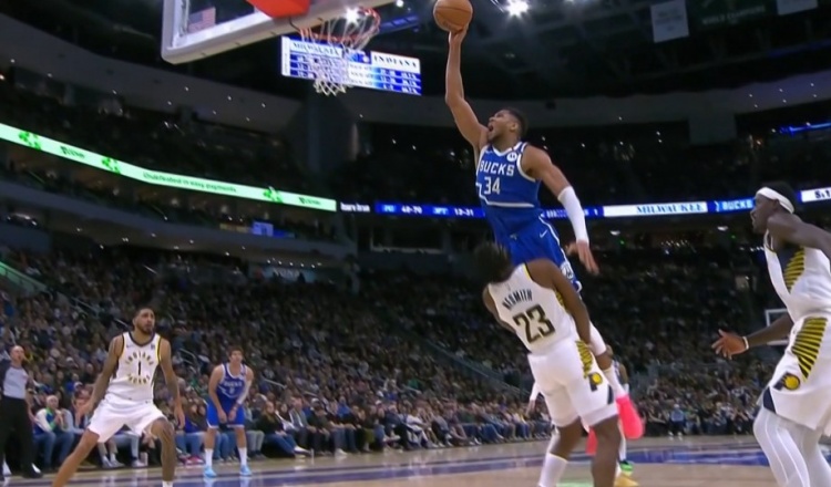 視覺效果炸裂！字母哥絲滑轉(zhuǎn)身單臂隔扣內(nèi)史密斯 可惜吹進(jìn)攻犯規(guī)