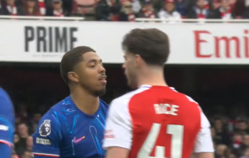 賴斯被踩臀部后起身質(zhì)問，福法納露出“輕蔑一笑”