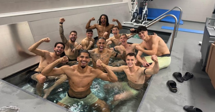 阿斯：巴薩客場逆轉(zhuǎn)馬競后，球員們在客隊(duì)休息室的按摩浴缸里慶祝