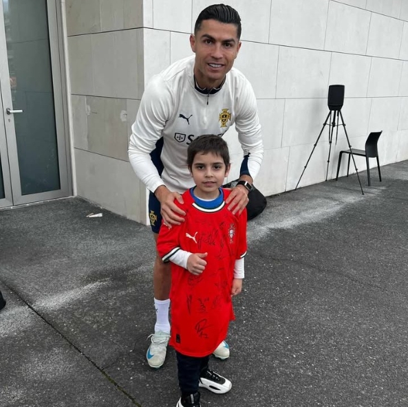 暖心！回國(guó)備戰(zhàn)間隙，C羅和病重小球迷見(jiàn)面并合影留念