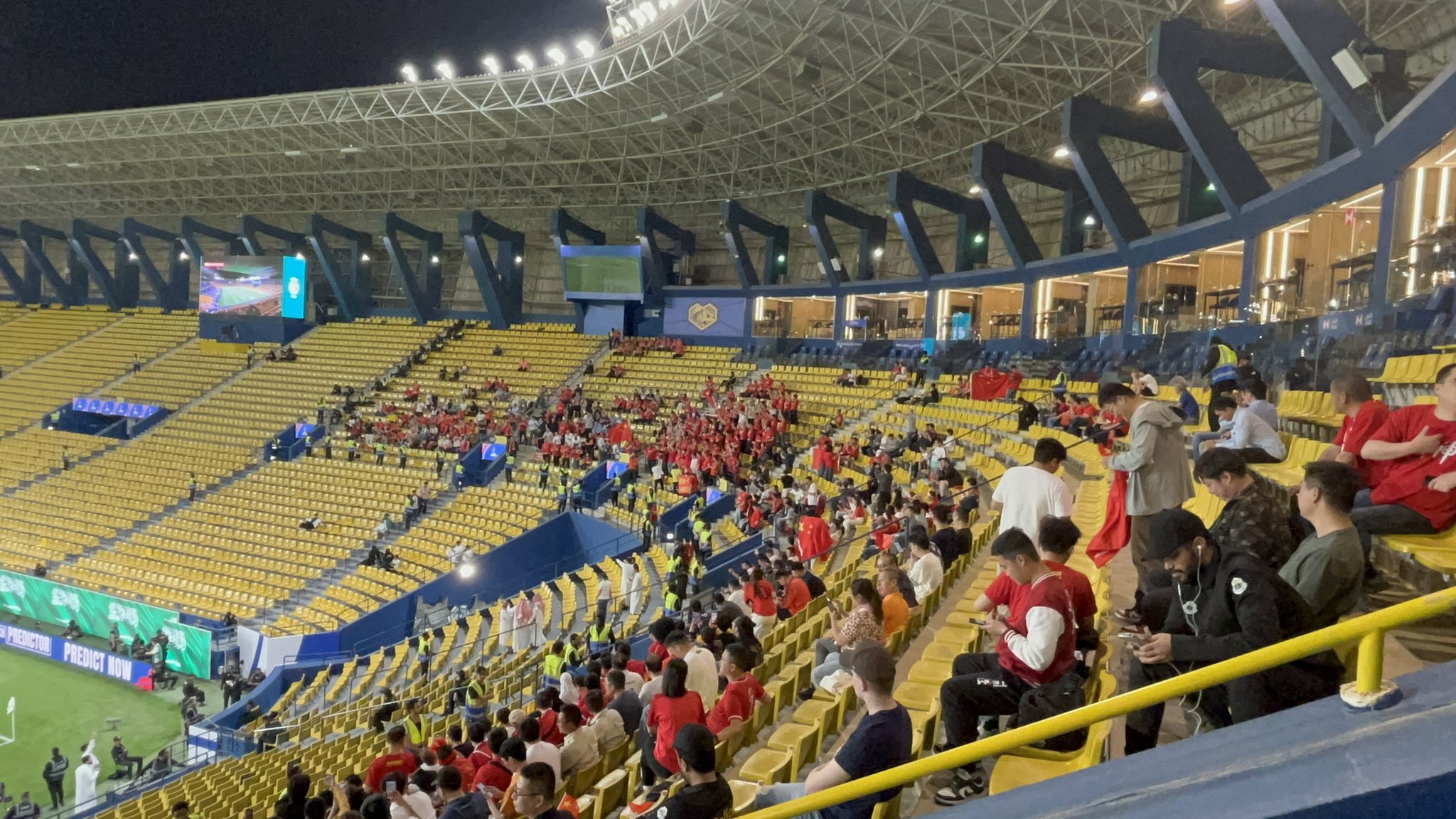 球票已售罄！中國球迷已經(jīng)入場，坐在球場上層沙特球迷區(qū)上方