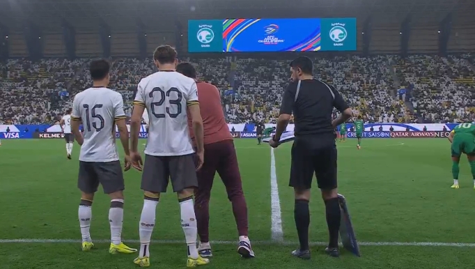 國足半場換人：拜合拉木、楊澤翔登場，曹永競，高準(zhǔn)翼下場