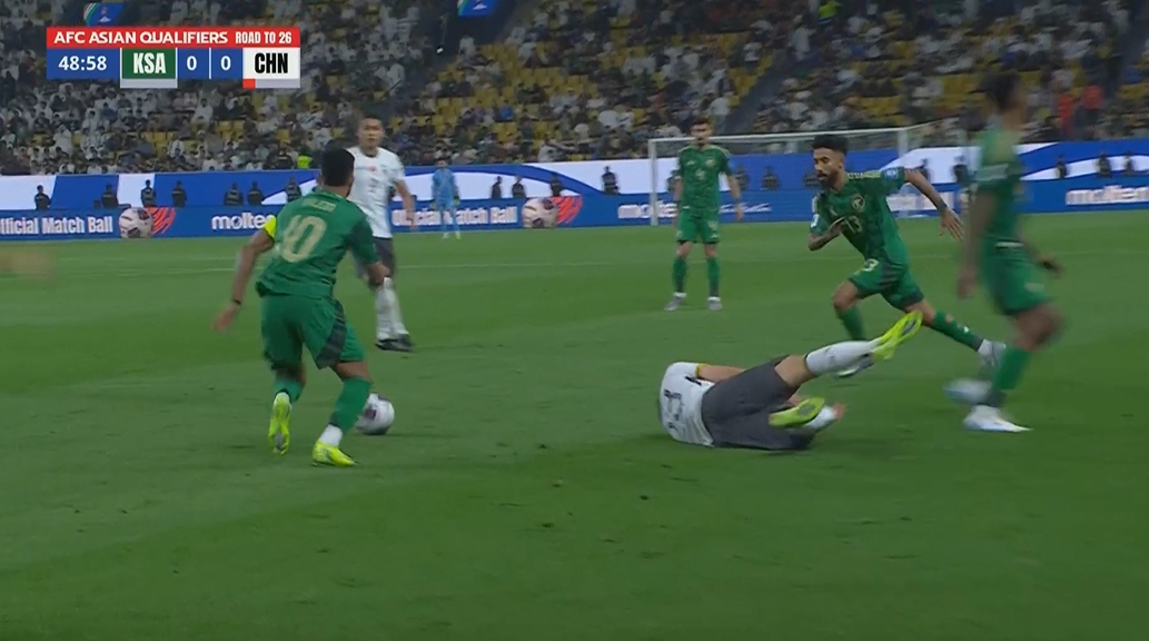 正常對(duì)抗or犯規(guī)？拜合拉木后場(chǎng)護(hù)球被斷，沙特就地進(jìn)攻取得進(jìn)球