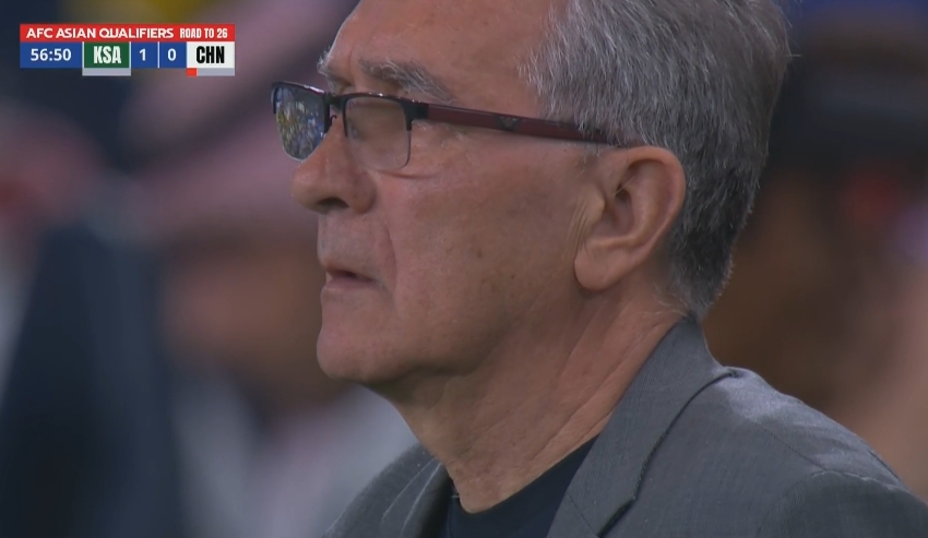 路在何方？0-1落后+少打一人，場(chǎng)邊伊萬(wàn)科維奇眉頭緊鎖