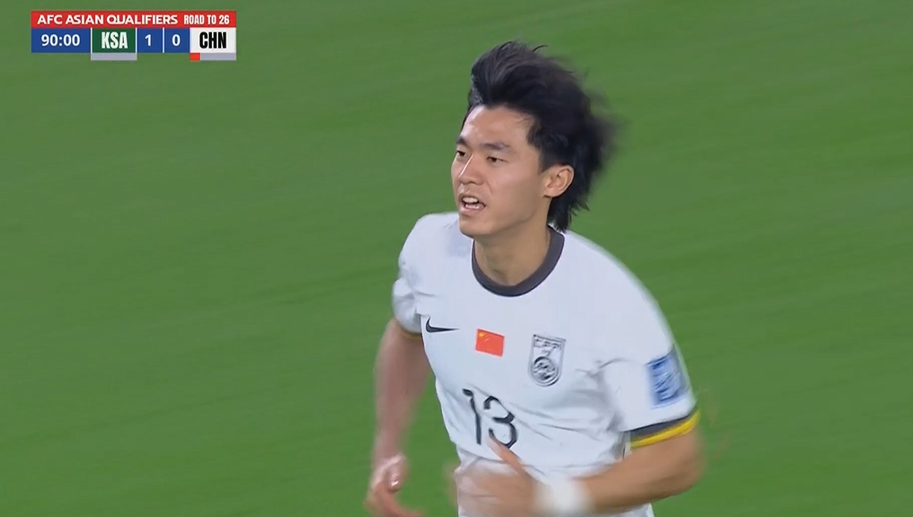 國足第90分鐘換人，胡荷韜登場換下謝文能