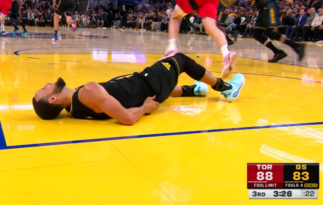 現(xiàn)階段是否考慮讓庫(kù)里休息1晚？科爾：那由隊(duì)醫(yī)定 也會(huì)和庫(kù)里商量