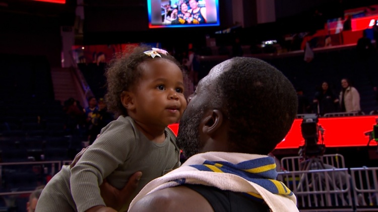 可可愛(ài)愛(ài)！追夢(mèng)賽后抱起來(lái)現(xiàn)場(chǎng)看球的女兒 慶祝今日勝利