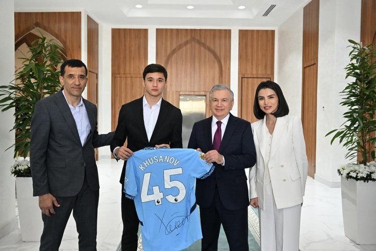 為國(guó)爭(zhēng)光！胡桑諾夫受烏茲別克斯坦總統(tǒng)接見(jiàn)，向?qū)Ψ劫?zèng)送曼城球衣