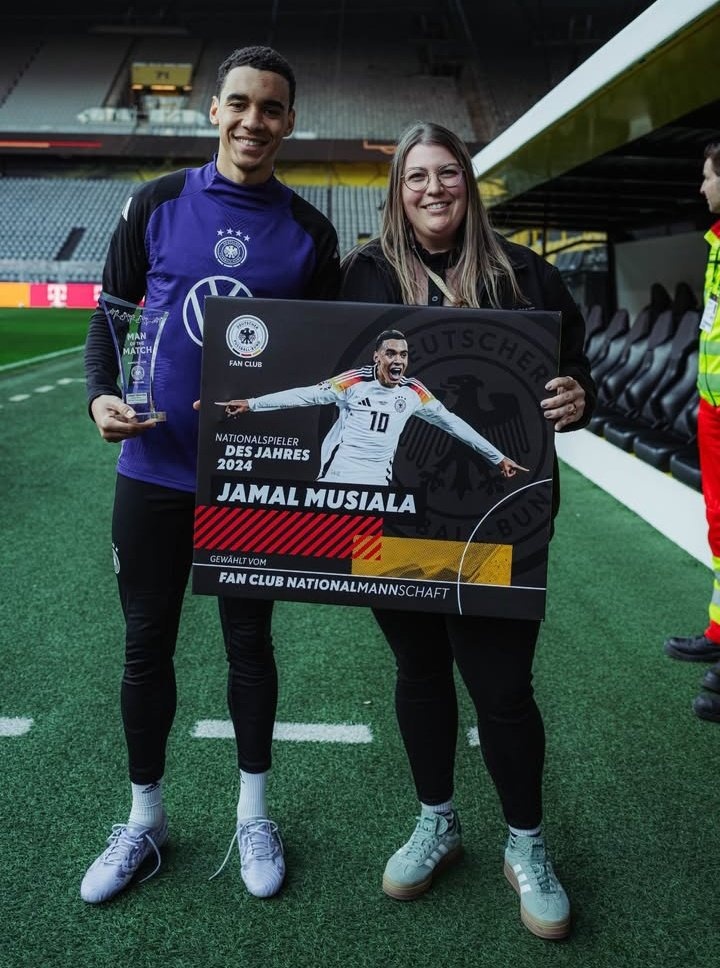 22歲穆西亞拉當(dāng)選德國隊(duì)2024年度最佳球員，在昨天領(lǐng)取了獎(jiǎng)杯
