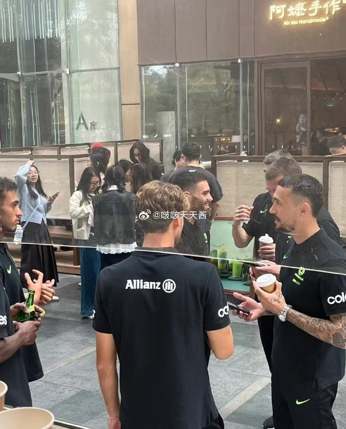 松弛感拉滿！澳大利亞隊(duì)員在杭州街頭喝奶茶