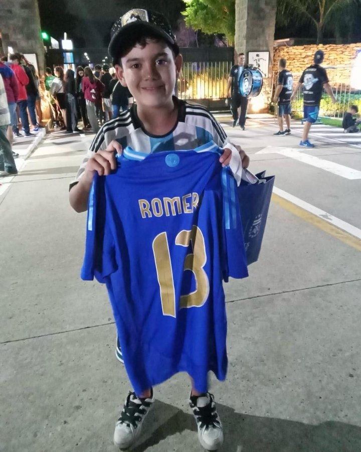 暖心！羅梅羅將簽名球衣贈送給哭著接受采訪的小球迷