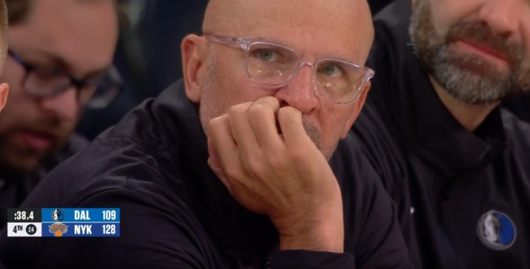 大比分落后！克萊與主帥基德場邊呆坐 顯得非常不開心