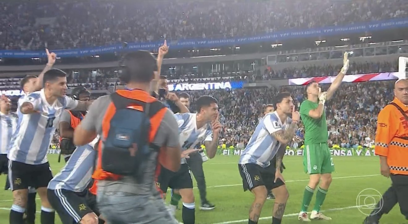 為巴西默哀一分鐘！阿根廷球員賽后朝看臺示意，靜下來為巴西默哀
