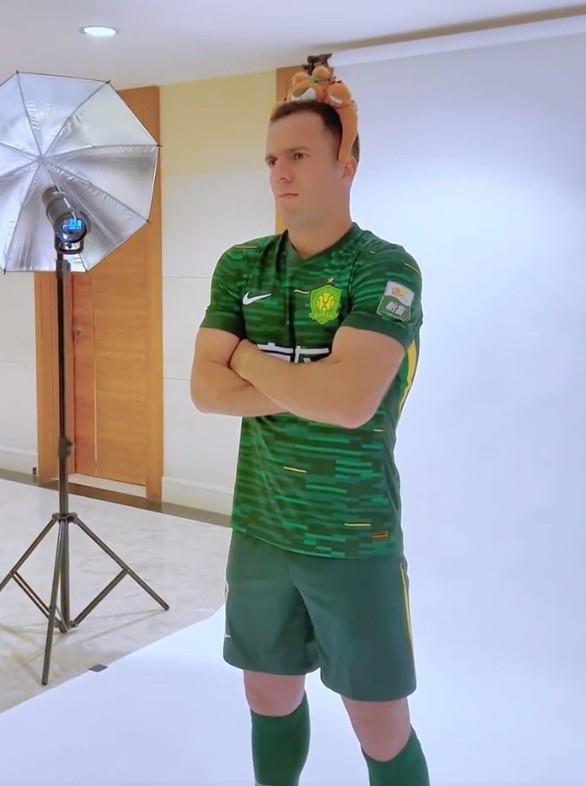 塞爾吉尼奧將迎國安首秀，博主曬其一個月前標準照拍攝花絮