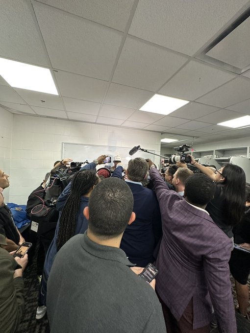 這陣勢！巴特勒采訪現(xiàn)場被圍得水泄不通