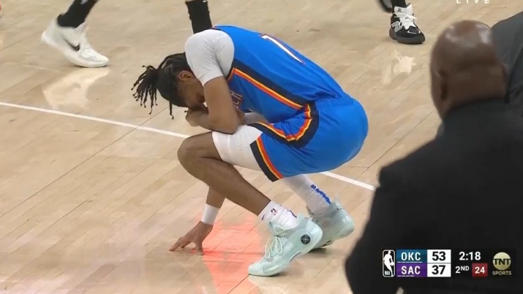 暈乎了！以賽亞-喬和埃利斯?fàn)帗屒?被后者坐到臉部貼地&下場檢查