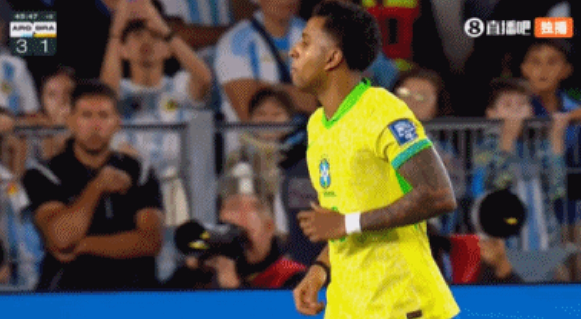 半場(chǎng)被換下！羅德里戈比賽中與帕雷德斯互懟，當(dāng)前進(jìn)球荒超半年