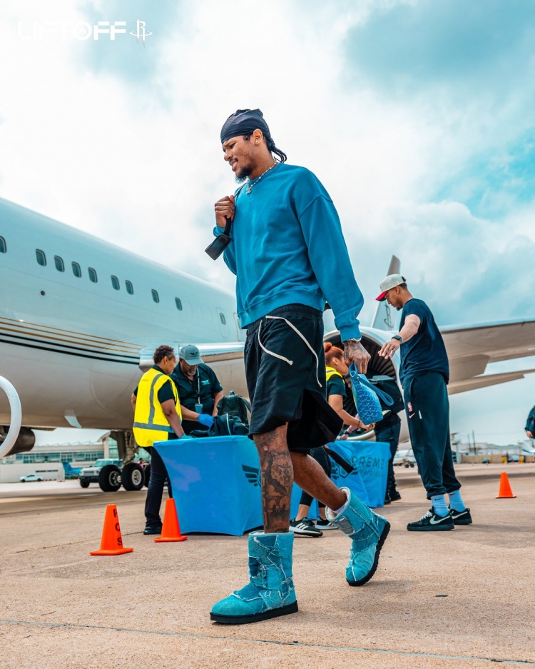 火箭官推曬球員登機(jī)照：杰倫-格林藍(lán)衣藍(lán)靴子惹眼