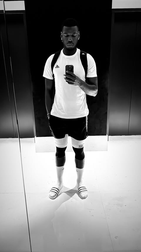 解禁但失業(yè)中！博格巴社媒曬自拍，白T恤小背包+長(zhǎng)襪搭涼鞋