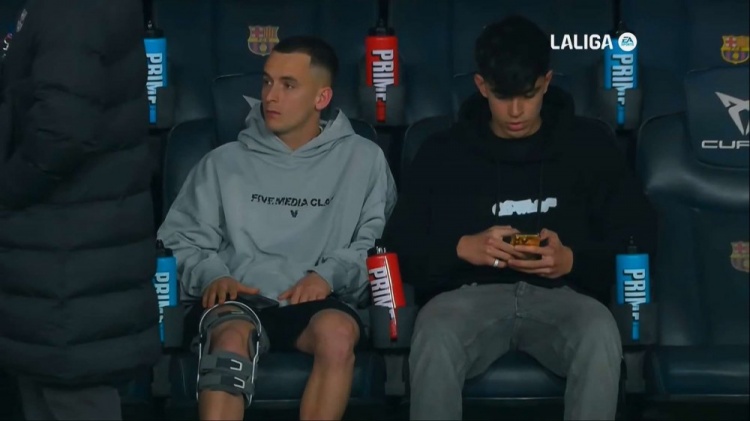 早日康復(fù)！卡薩多換發(fā)型+佩戴護(hù)具觀看巴薩vs奧薩蘇納