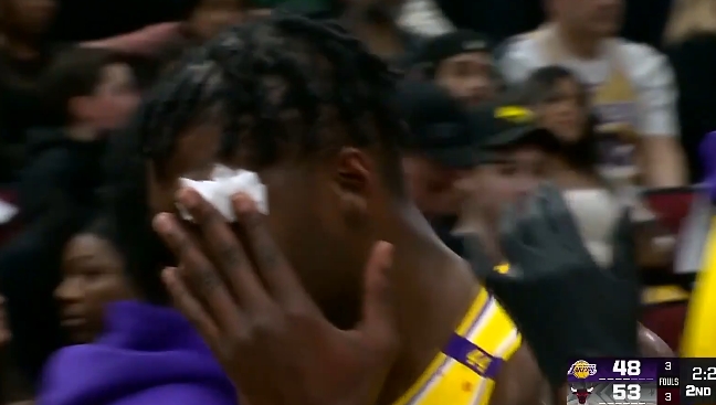 電風(fēng)扇和許爾特卡位沖撞導(dǎo)致眼角出血 隨后怒推后者發(fā)泄&離場(chǎng)治療