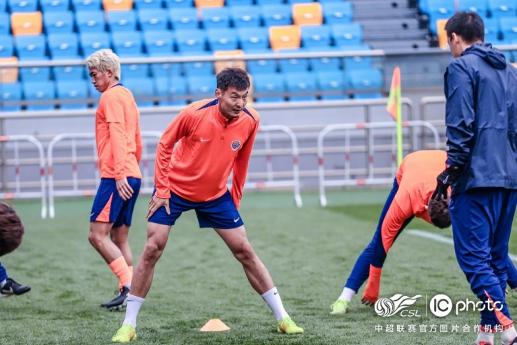 球隊(duì)完成在泰達(dá)足球場(chǎng)的踩場(chǎng)訓(xùn)練，明日前來天津的球迷注意添衣