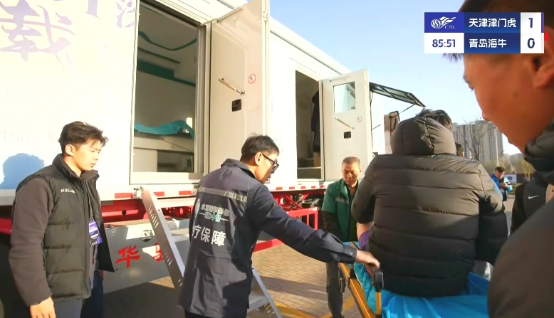 望無大礙！薩爾瓦多被暴力飛鏟傷退，轉(zhuǎn)播直接切到醫(yī)療車CT檢查