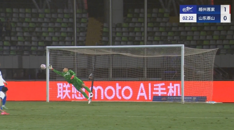 梅州開場2分鐘1-0泰山！茹子楠不停球抽射世界波攻破王大雷大門