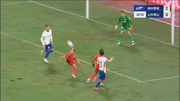 泰山20分鐘0-2落后梅州！楊超聲倒鉤破門&2場3球狂奔半場滑跪慶祝