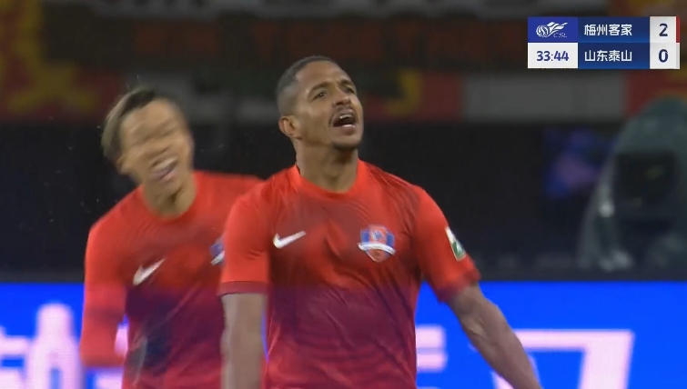 被打花了！泰山34分鐘0-3落后梅州，梅州3腳射門打進3球！