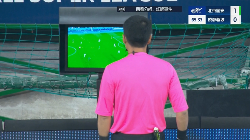 國(guó)安少打一人！恩加德烏被斷后放倒費(fèi)利佩，馬寧看VAR改判直紅！