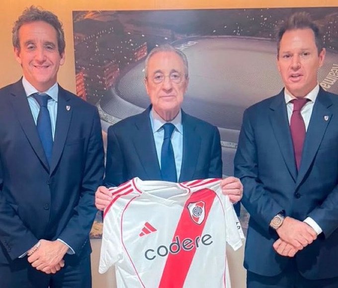 河床主席布里托造訪伯納烏觀看比賽，與弗洛倫蒂諾合影