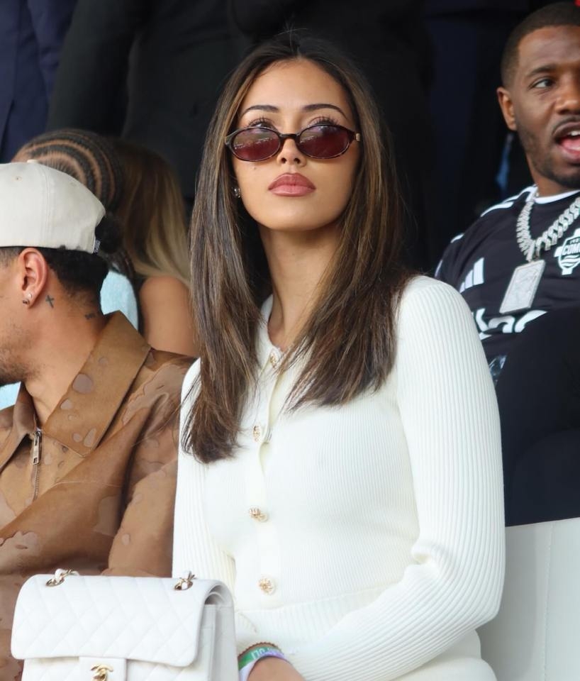 球場失意情場得意！阿里攜超模女友看球 后者大秀美腿&已交往3年