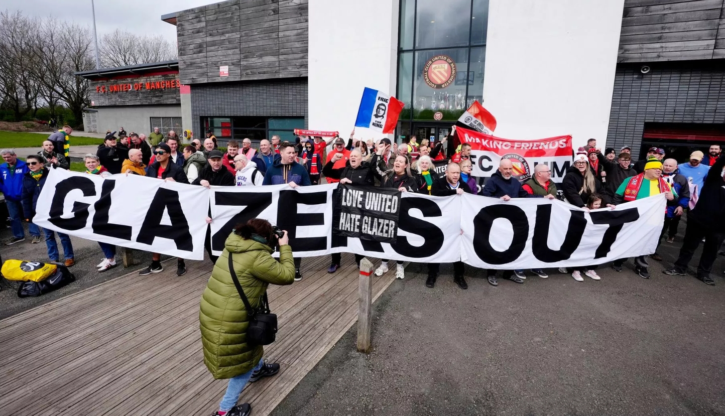 曼聯(lián)球迷組織舉行聯(lián)合抗議活動(dòng)，表達(dá)對(duì)格雷澤家族的抗議
