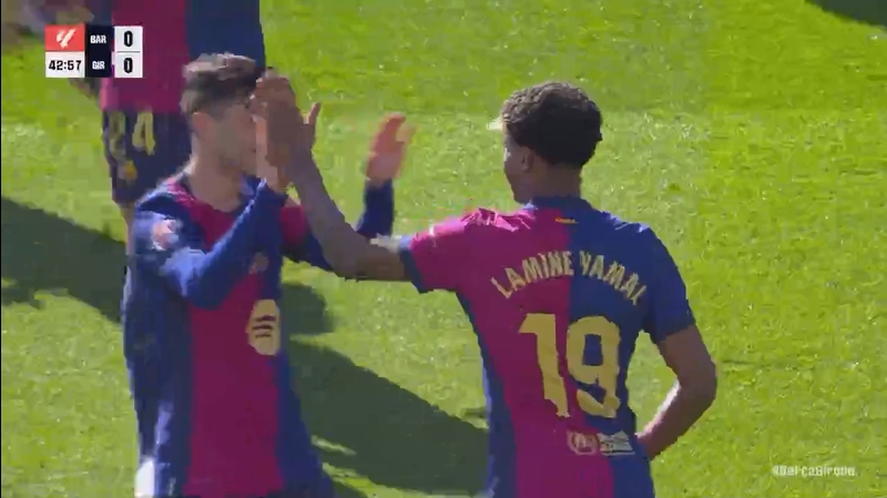 巴薩領(lǐng)先！亞馬爾任意球折射入網(wǎng)，赫羅納后衛(wèi)“手球送烏龍”