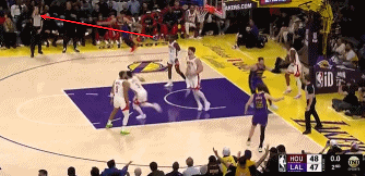 并不是亂補哨！阿門壓哨犯規(guī) 邊線裁判當(dāng)時已舉手吹哨！