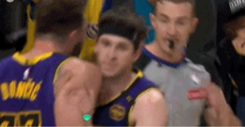 冷靜！東契奇誤以為裁判沒吹犯規(guī) 里夫斯沖過來抱住他告訴他吹了