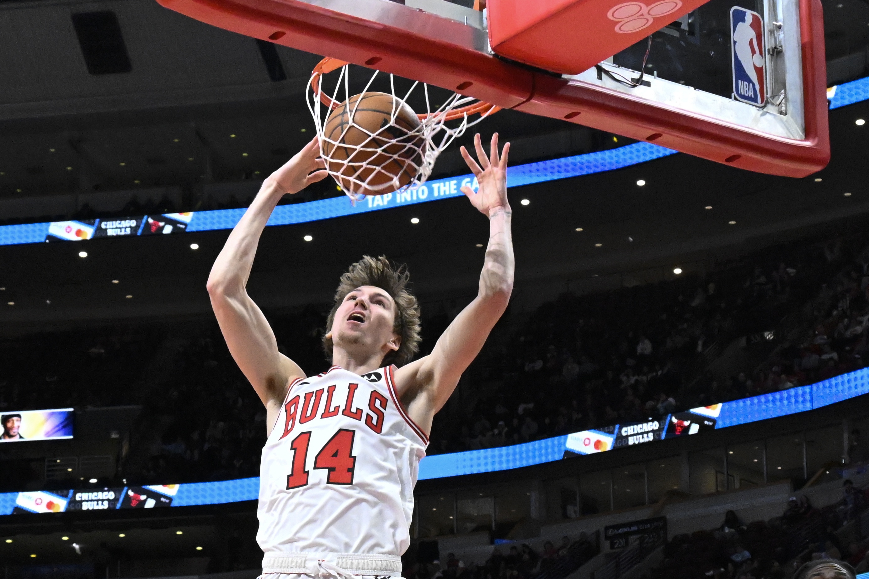 不怵大場面！新秀布澤利斯半場9中5拿10分 上演背運突破單臂暴扣