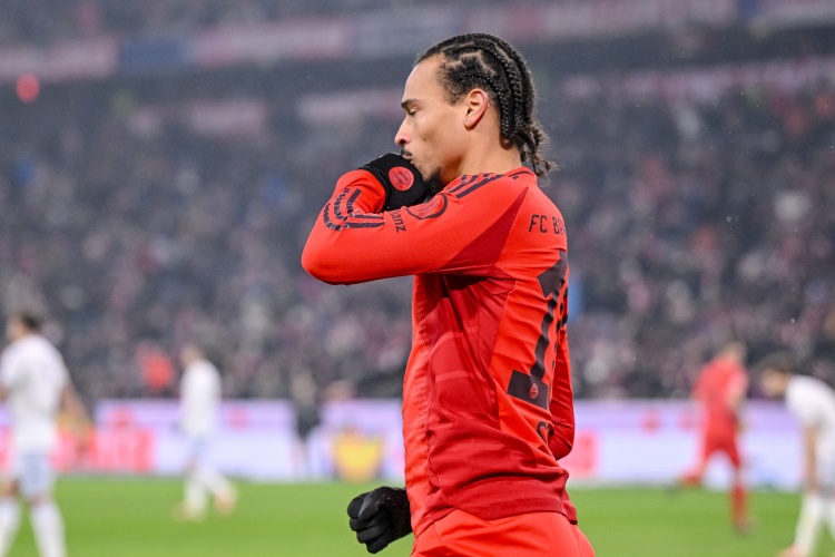 離場時(shí)和四官有身體接觸！埃芬博格批評(píng)薩內(nèi)：無禮，他可以改道的