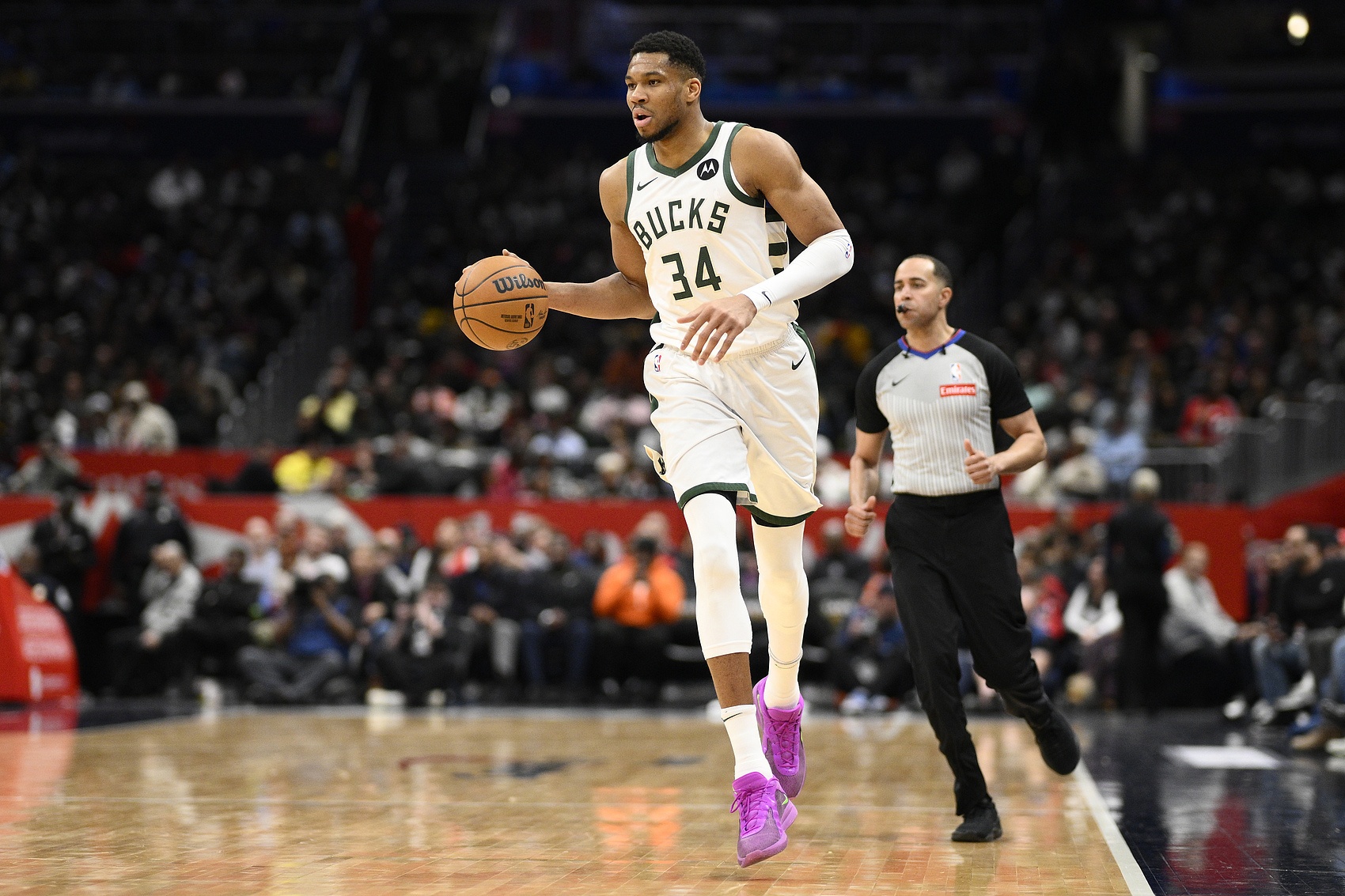 遭遇嚴(yán)防死守！字母哥半場(chǎng)4投2中拿到7分5籃板5助攻1搶斷1蓋帽