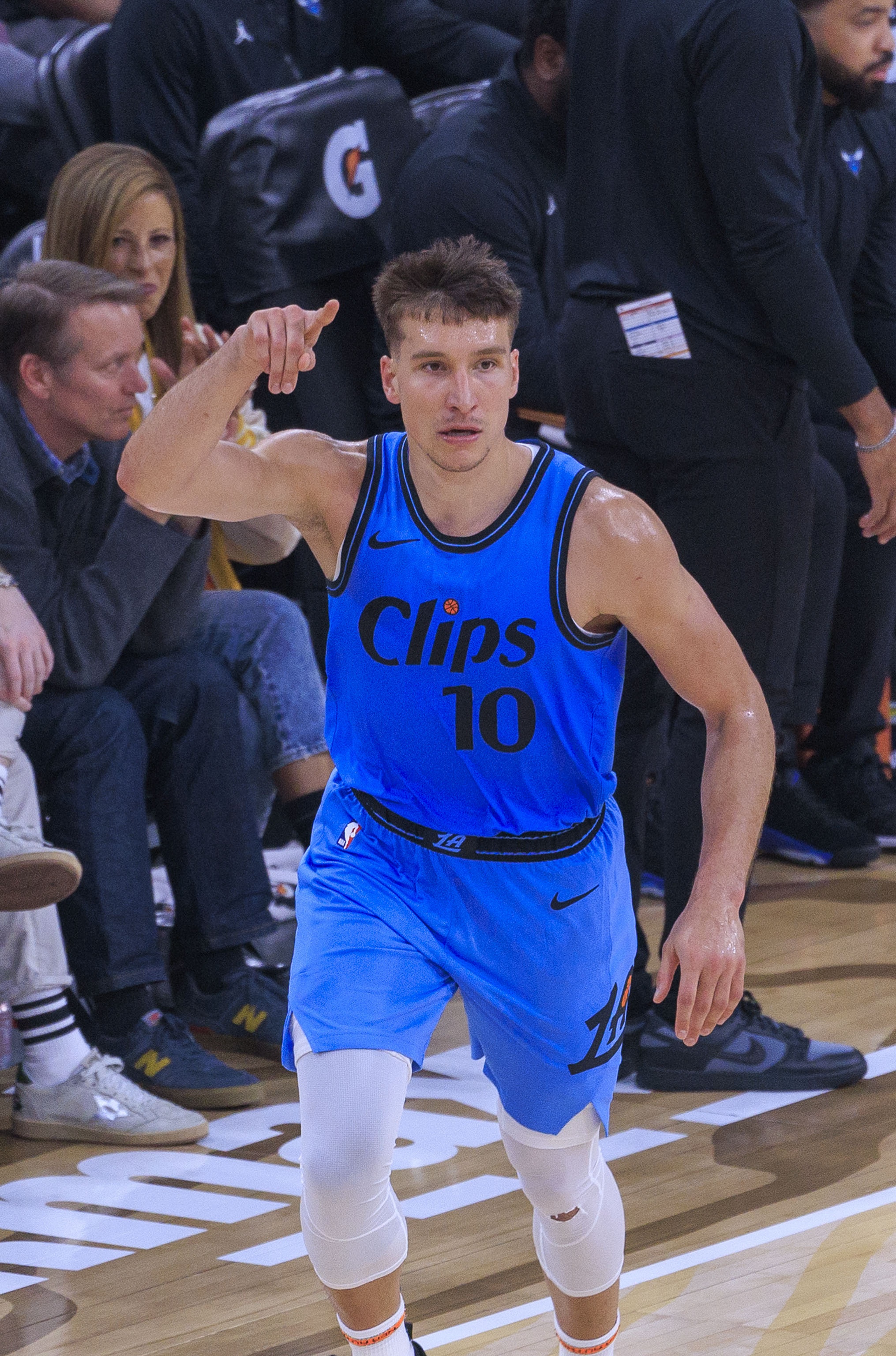 板凳火力！博格丹半場11分鐘三分3中3拿到9分3助 正負(fù)值+5